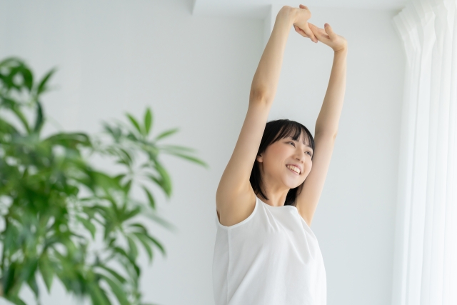 腕をストレッチする女性